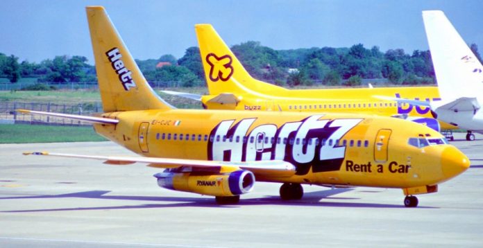 Un avión de Ryanair customizado con el logotipo de Hertz. 