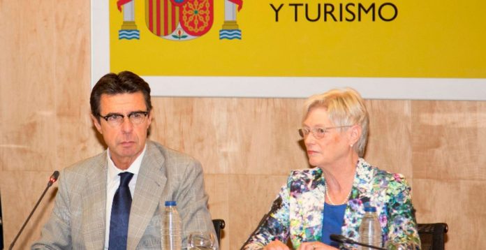 El ministro de Industria, José Manuel Soria, y la directora general de la AIE, Maria van der Hoeven. 