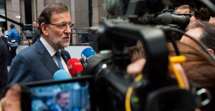 Rajoy rodeado de periodistas al término de la cumbre del euro