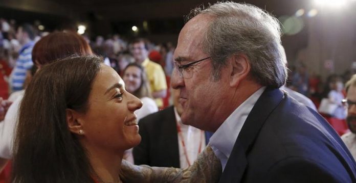 Sara Hernández, líder del socialismo madrileño, saluda a Ángel Gabilondo, su portavoz en la Asamblea autonómica.