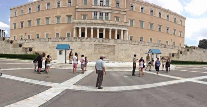 Parlamento griego desde la Plaza de Syntagma. 