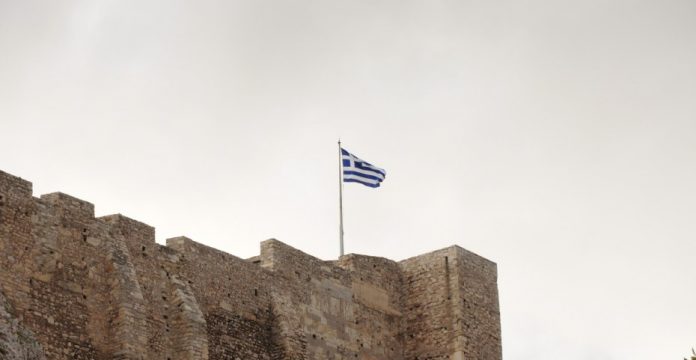 La bandera griega, en la Acrópolis de Atenas