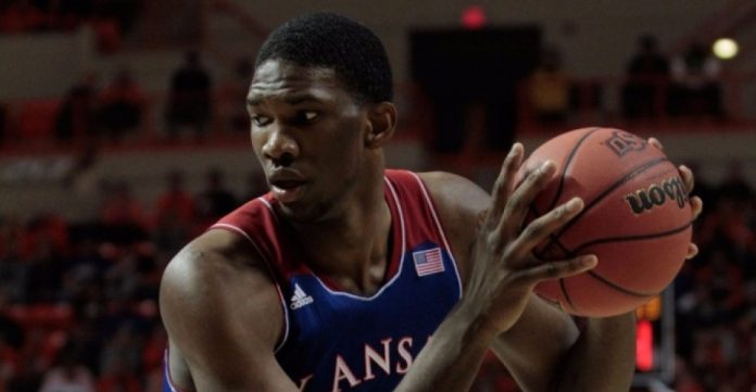 Joel Embiid, pívot camerunés elegido en la tercera posición del draft de 2014 y que aún no ha debutado en la NBA.