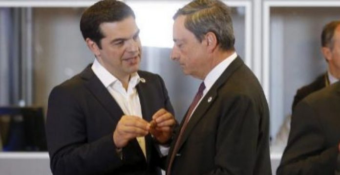 El primer ministro griego, Alexis Tsipras conversa con el presidente del BCE, Mario Draghi