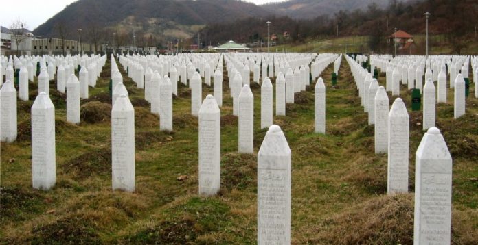 Tumbas blancas en el Memorial sobre el Genocidio en Potocari