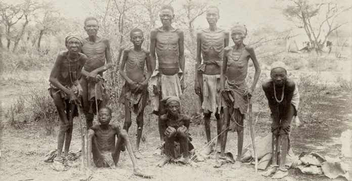 Hereros huidos al desierto tras la matanza, en una foto de 1907, aproximadamente