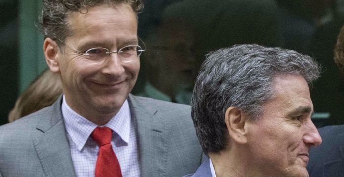 El presidente del Eurogrupo, Jeroen Dijsselbloem, junto al minstro griego de Finanzas, Euclidis Tsakalotos