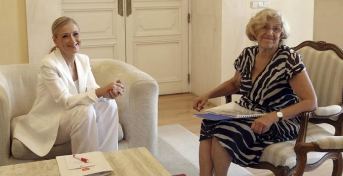 La presidenta de la Comunidad de Madrid, Cristina Cifuentes, y la alcaldesa de la capital, Manuela Carmena. 