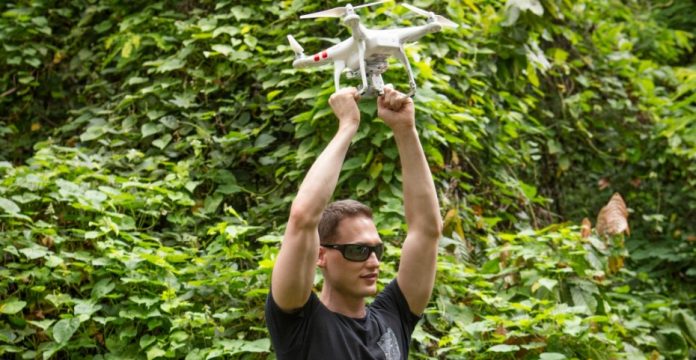 Ethan Jackson, jefe de Premonition, con un dron del proyecto 