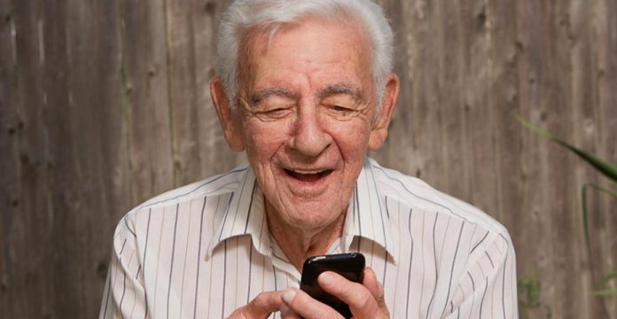Un anciano con un smartphone