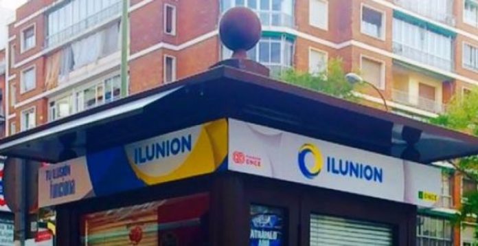 Kiosko de la ONCE con un cartel de ILUNION