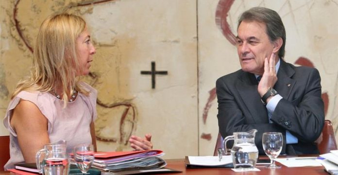 Artur Mas y su vicepresidenta, Neus Munté, durante la reunión semanal del Gobierno catalán