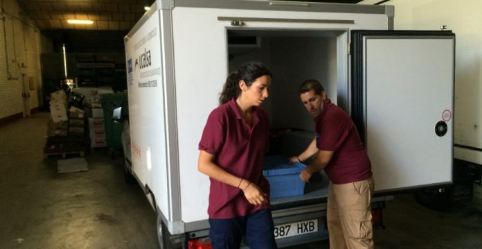 Alejandra y José Manuel, repartidores de comida para niños de familias desfavorecidas.