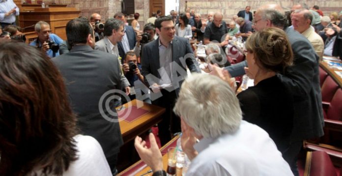 Tsipras es recibido por los miembros de SYRIZA