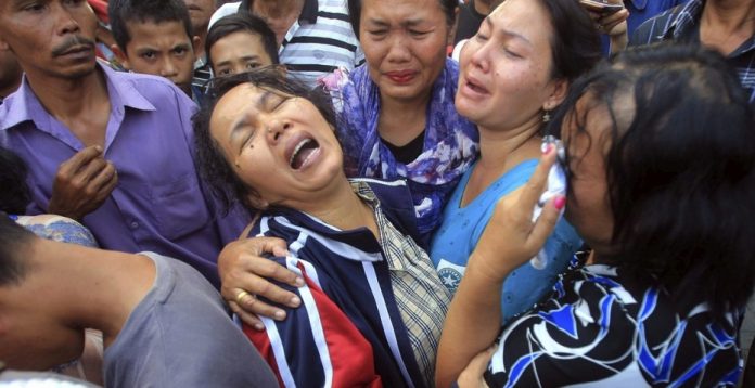 Familiares y amigos de una de las víctimas del accidente aéreo junto al hospital militar de Medan