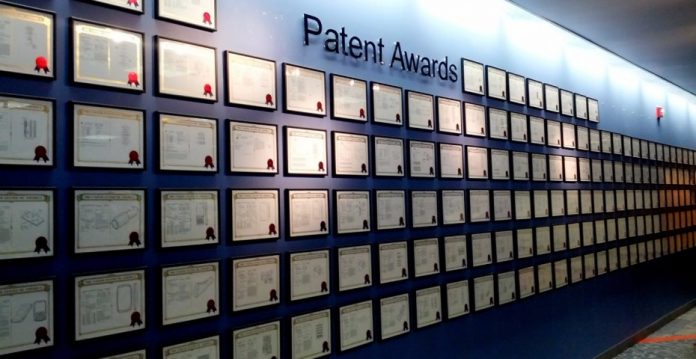 Pared de patentes premiadas en la sede de Motorola.