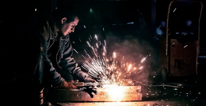 Trabajador soldando.