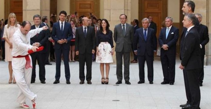 Felipe VI y Urkullu durante el aurresku de honor al inicio del acto