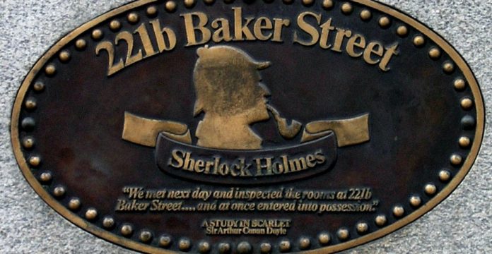 Placa conmemorativa en Baker Street 219-229, con una cita de 