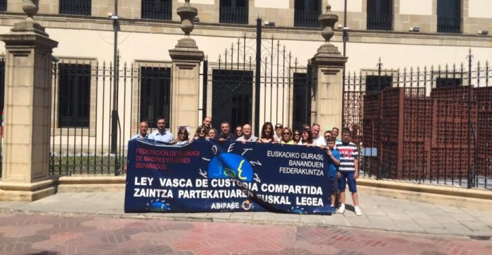 Concentración de Kidetza, la federación de padres y madres separados de Euskadi que ha impulsado la ley