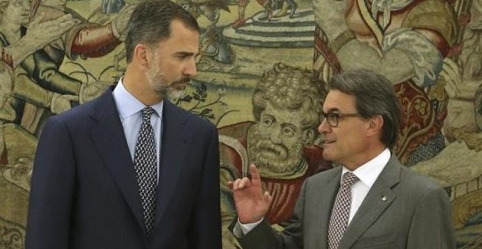 Imagen del encuentro entre el Rey y el presidente de la Generalitat