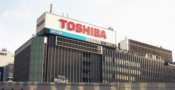 Toshiba se mira en su sombra