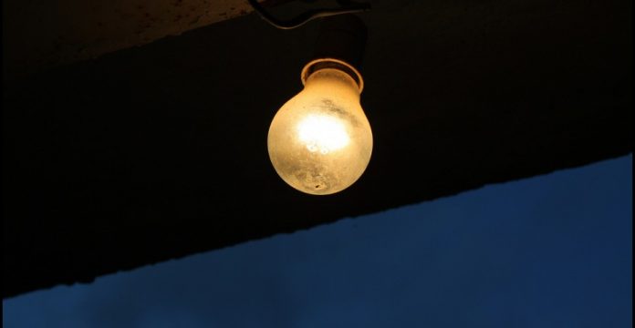 El Gobierno baja por decreto un 2,2% la factura de la luz desde agosto. 