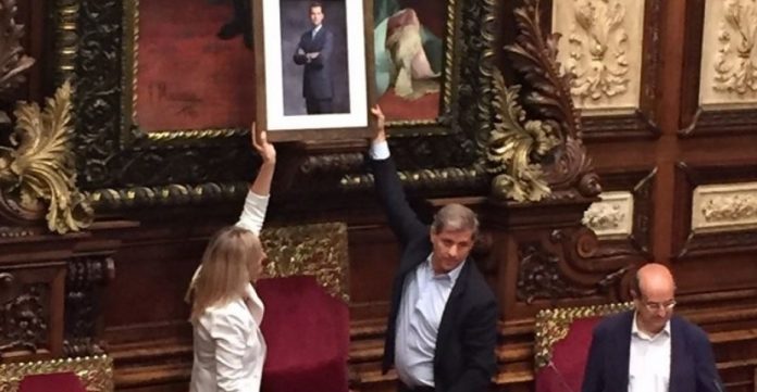 Fernández y Esteller cuelgan la foto de Felipe VI 