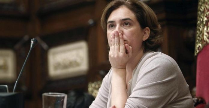 Ada Colau a vueltas con el turismo