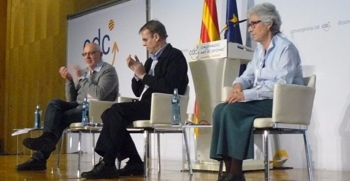 Oriol Amat (en el centro), durante una mesa redonda organizada por Convergència Democrática de Catalunya.