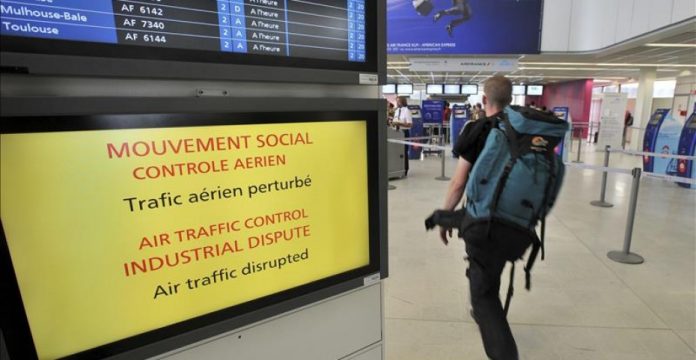 Panel de información de la huelga en el aeropuerto de Orly durante la huelga del pasado mes de abril