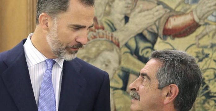 Felipe VI durante la audiencia al presidente de Cantabria en el Palacio de la Zarzuela.