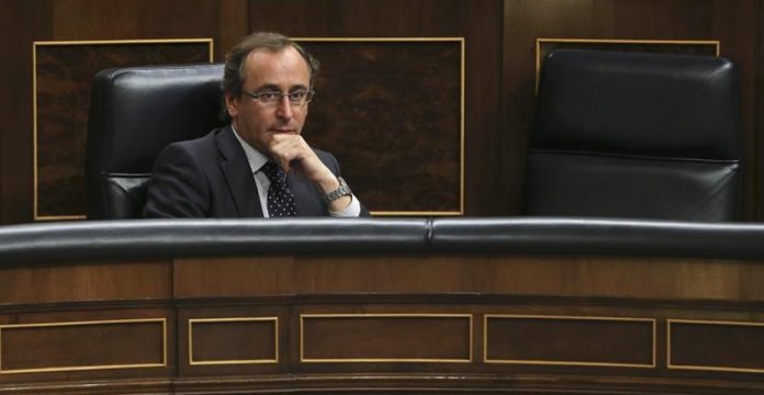 El ministro de Sanidad, Alfonso Alonso, durante el pleno del Congreso que debatía la reforma de la ley del aborto