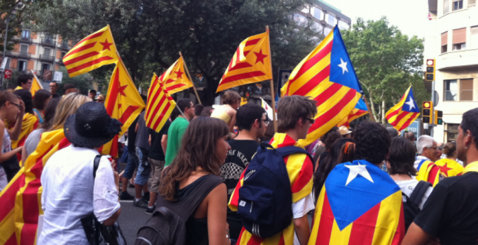 Manifestación con banderas independentistas