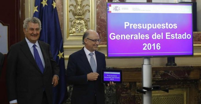 De manera inusual Montoro llevó el proyecto de presupuestos al Congreo en pleno mes de agosto