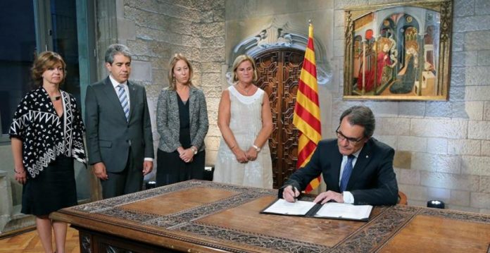 El presidente de la Generalitat optó por un formato de acto institucional para dar más solemnidad al decreto