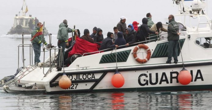 Una patrullera de la Guardia Civil junto al puerto de Almería