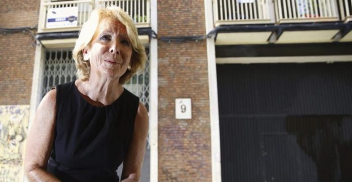 Esperanza Aguirre a su llegada hoy al inmueble madrileño desalojado por la policía el pasado miércoles.