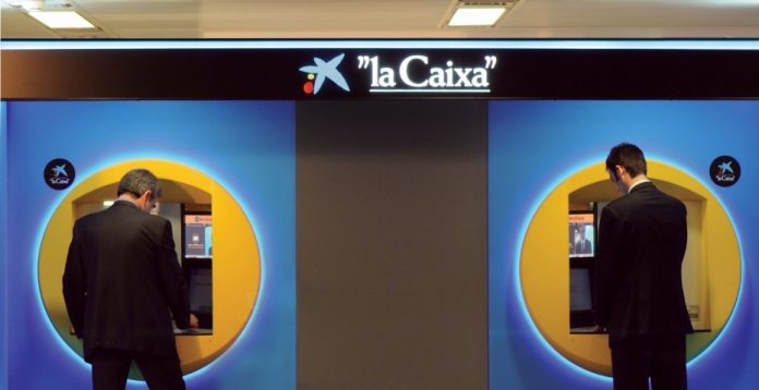 Ya puedes reclamar los 2 euros de comisión que cobran los cajeros de CaixaBank