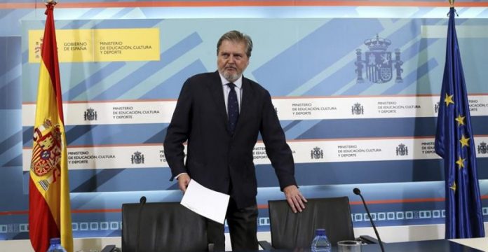 El ministro de Educación y Cultura reparte las ayudas en pleno mes de agosto, con media España de vacaciones