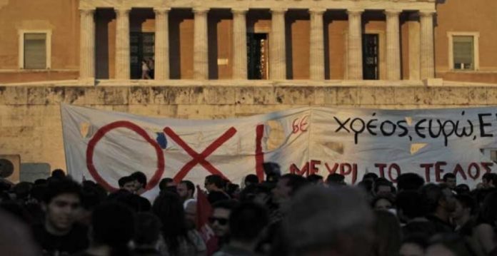 Manifestantes frente al Parlamento griego. 