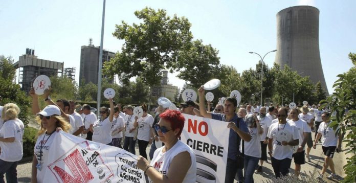 Los trabajadores se han manifestado contra el cierre de la planta.