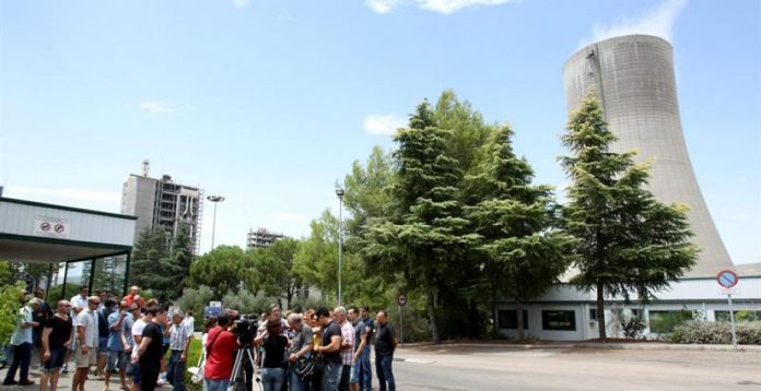 Trabajadores de Elcogas manifestándose a las puertas de la central térmica de Elcogas en Puertollano.