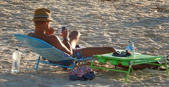 Con el móvil hasta en la playa ¿así como vas a olvidarte del trabajo?