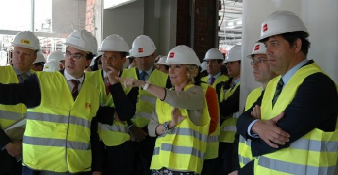 Víctor Madera, tercero por la izquierda, durante las obras del hospital de Collado-Villalba