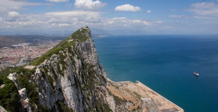 Gibraltar es un territorio británico de ultramar situado en el extremo sur de la península ibérica. 