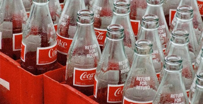 Las botellas de Coca-Cola se unen en Europa.