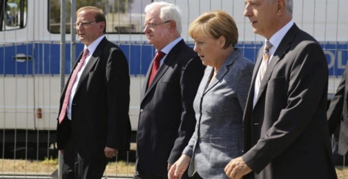 Merkel a su llegada al centro de refugiados