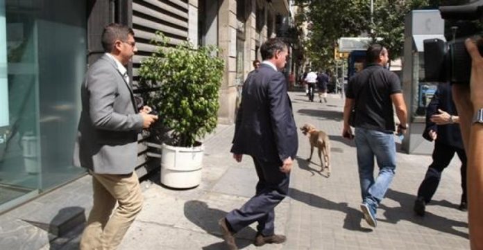 Efectivos de la Fiscalía Anticorrupción abandonan la sede central de CDC en Barcelona