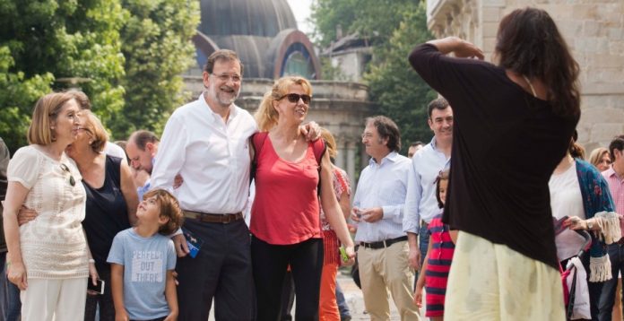 Rajoy se fotografía con lugareños en su visita la semana pasada a Mondariz-Balneario (Pontevedra).